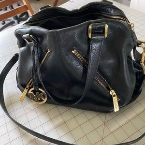 Michael Kors shoulder/handbag w multiple pockets